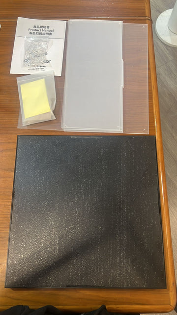 客製化33*33*15亞加力膠展示盒+黑色底座。